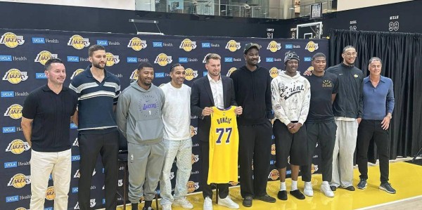 詹姆斯没有到场祝贺东契奇 但给他打了视频电话