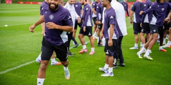 姆贝莫参加曼联首训与队友互动融洽，阿莫林召集全队欢迎他